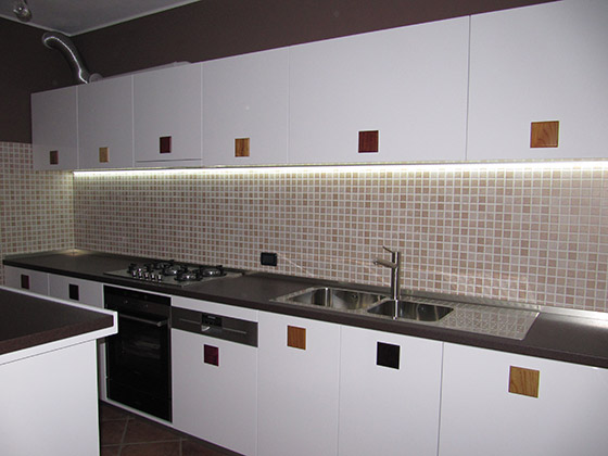 cucina su misura-struttura in listellare - top in laminato - ante laccate lucide