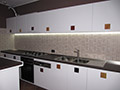 cucina su misura-struttura in listellare - top in laminato - ante laccate lucide