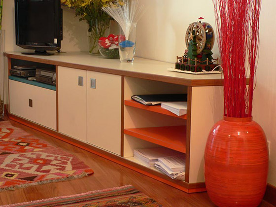 Mobile trapezoidale in legno listellare laminato con bordi in legno-vista laterale