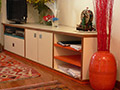 Mobile trapezoidale in legno listellare laminato con bordi in legno-vista laterale